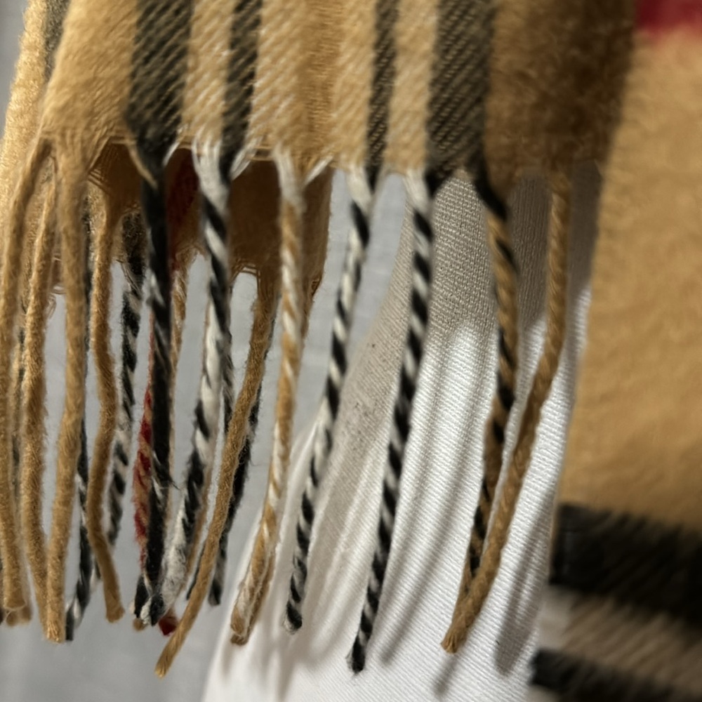 Gorgeous Fall Must Have-Cashmink by V Fraas Scarf-Plaid-100% Acrylic-Light Wear - Picture 4 of 11